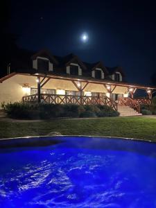 Una casa de noche con la luna en el cielo en Dom nad Jeziorem - Mazury en Jagodne Wielkie