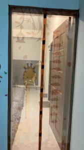 eine Glastür in einem Zimmer mit einem Tisch in der Unterkunft Return to the Garden with Thoughts 隨思還園民宿 台東縣民宿第1926號 in Taitung