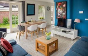 sala de estar con sofá, mesa y TV en Beautiful Home In Breukelen With Wifi, en Breukelen