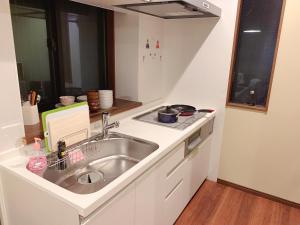 京都桃夭庵 touyouan momo house kujo 一棟貸切的带水槽和炉灶的小厨房