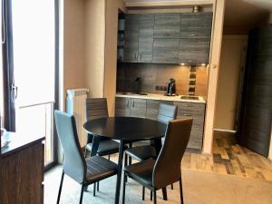 una mesa negra y sillas en una cocina en 2-room Apartment NFT New Gudauri 505 en Gudauri