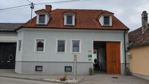 Casa blanca con techo marrón en Weingut Krell, en Mitterretzbach