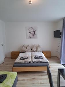 Un dormitorio con una cama con almohadas. en Blue Line Apartements, en Arnoldstein