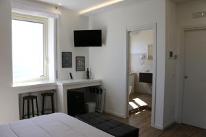 Μια τηλεόραση ή/και κέντρο ψυχαγωγίας στο Seascape Rooms +44 φωτογραφίες