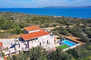 - une vue aérienne sur une maison avec une piscine dans l'établissement Modern House Giulia, à Dobropoljana