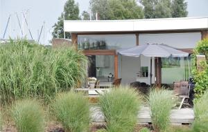 ブンスホーテンにあるBungalowpark Wijdland - Botterの傘と草を持つ小さな家