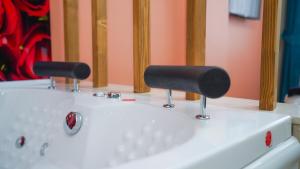 ein weißes Waschbecken mit zwei Armaturen darüber in der Unterkunft Lukka Suit Hotel in Istanbul