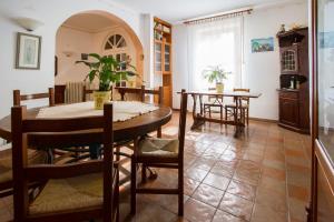 cocina y comedor con mesa y sillas en Casa Pupa- Azienda Fontelunga, en Cortona