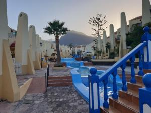 Baseinas apgyvendinimo įstaigoje Mareverde Resort- Costa adeje Tenerife arba netoliese