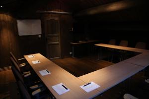 NoresundにあるNorefjell - Storhytte med Jacuzzi og fantastisk beliggenhetの会議室(木製テーブル、椅子付)