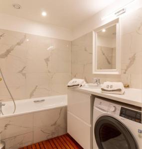 baño blanco con lavadora y lavamanos en Splendid Modern House near Roland Garros, en Boulogne-Billancourt