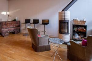 sala de estar con sillas y chimenea en Splendid Modern House near Roland Garros, en Boulogne-Billancourt