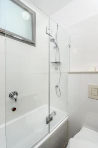 bagno bianco con doccia e lavandino di New branded APT by Sea u TLV a Tel Aviv
