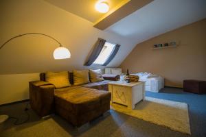 uma sala de estar com um sofá e uma mesa em Stadthotel-Garni Smutje em Norden