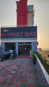 库克斯巴扎Sunset Bay Hotel的日落海湾酒店,摩托车停在酒店前面