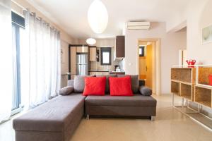 a living room with a couch with red pillows at Apartamento de Angel in Gerakini