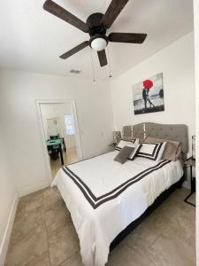a bedroom with a bed with a ceiling fan at Crest Lake Beach House in Clearwater