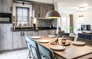 cocina y comedor con mesa de madera y sillas en Nice Home In Hoge Hexel With Kitchen en Hoge-Hexel