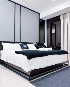 מיטה או מיטות בחדר ב-Chanel Suite KL Tower View at Tropicana The Residence