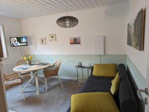 sala de estar con sofá y mesa en Ferienwohnung „Kersten“, en Bereborn