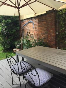 Un patio sau altă zonă în aer liber la Casa indipendente con giardino in città