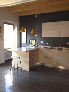 a kitchen with a counter and a stool in it at Casa indipendente con giardino in città in Turin