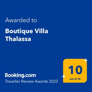 een geel vierkant met de tekst toegekend aan bouldervilla thailand bij Villa Thalassa in Ferma