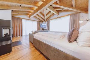 Posteľ alebo postele v izbe v ubytovaní CHALET VILLAGE ZAGLGUT Wellness & Views with Summer Card Included + 37 fotografií