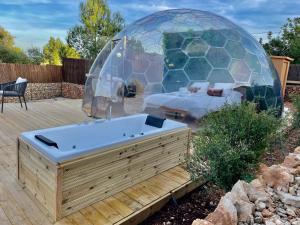 a hot tub in a backyard with a dome at Noches de Calig in San Jorge