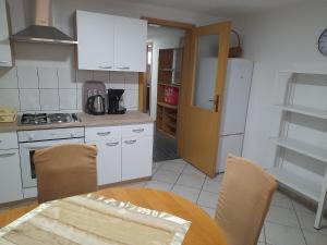Kuchyňa alebo kuchynka v ubytovaní Apartman Harfa 3