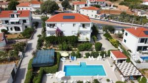 eine Luftansicht eines Hauses mit Pool in der Unterkunft Apartments Zulim in Trogir