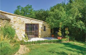 マロセーヌにあるAmazing Home In Malaucene With 1 Bedrooms, Wifi And Outdoor Swimming Poolの庭に大きな窓のある石造りの建物