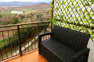 Talarn的住宿－Grace, apartamento con terraza y vistas，一张黑色长凳,位于一个美景阳台上