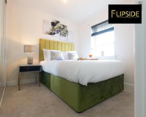 um quarto com uma cama grande e uma janela em Contractors & Groups & Family Relocation - Flipside Property Aylesbury - Call Us Today For Special Offer! em Bierton