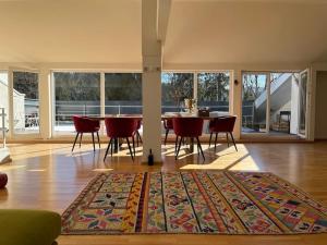 Fotografie z fotogalerie ubytování Sonnige Loft mit Terrasse, Ladestation für Elektrofahrzeuge v destinaci Schindellegi