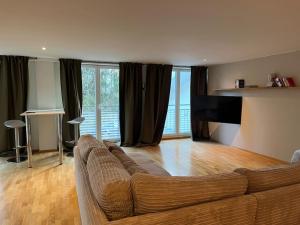 TV a/nebo společenská místnost v ubytování Sonnige Loft mit Terrasse, Ladestation für Elektrofahrzeuge