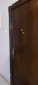um fecho de uma porta num quarto em Studio near the sea em Batumi