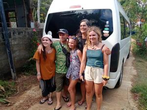 eine Gruppe von Menschen, die vor einem Van stehen in der Unterkunft Surf Paradise 2 in Unakuruwa