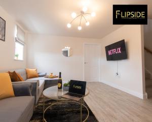 uma sala de estar com um sofá e uma mesa com um computador portátil em Contractors & Groups & Family Relocation - Flipside Property Aylesbury - Call Us Today For Special Offer! em Bierton