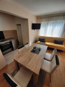Kjøkken eller kjøkkenkrok på Haus Apartman Zaječar M&L