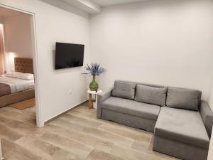 - un salon avec un canapé et un lit dans l'établissement Nice Apartment near Flisvos, à Athènes