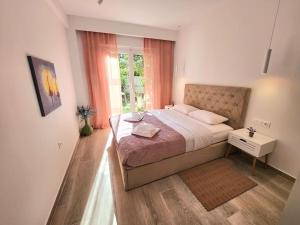 - une chambre avec un grand lit et une fenêtre dans l'établissement Nice Apartment near Flisvos, à Athènes