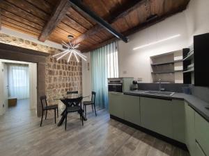 een keuken met een tafel en stoelen in een kamer bij SDL luxury home Al Pavone in Viterbo