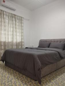 Cama en habitación blanca con cama grande sidx sidx sidx sidx en Batu Pahat Taman Banang Homestay en Batu Pahat