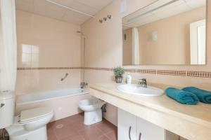 Koupelna v ubytování 89-Penthouse Apartment with Stunning Views, Fuengirola