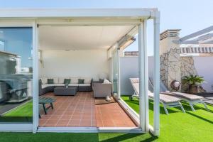 Posezení v ubytování 89-Penthouse Apartment with Stunning Views, Fuengirola