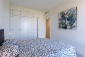 Postel nebo postele na pokoji v ubytování 89-Penthouse Apartment with Stunning Views, Fuengirola