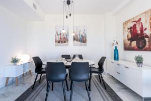 Posezení v ubytování 89-Penthouse Apartment with Stunning Views, Fuengirola