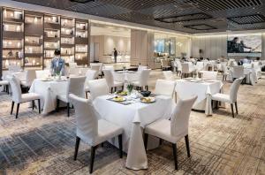 Restaurace v ubytování Mehood Lestie International Hotel Linhexi Guangzhou East Railway Station Branch - Free Shuttle Bus to Canton Fair Complex During Canton Fair Period & Free afternoon tea & Free midnight snack & Free VPN Internet Access