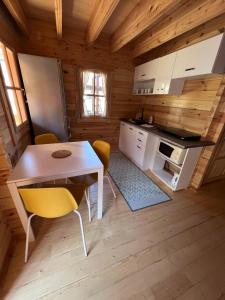una cocina con mesa y sillas en una cabaña en Family Apartments Myto pod Dumbierom, en Mýto pod Ďumbierom